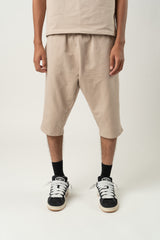 Kurze beigefarbene Herrenhose